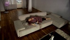 Evelien op de nieuwe bank